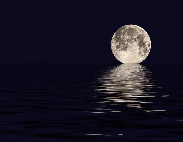 画像 なぜか惹かれる 月の魅力 ミラクルムーン スーパームーン ブルームーン 満月にまつわる言い伝え Naver まとめ